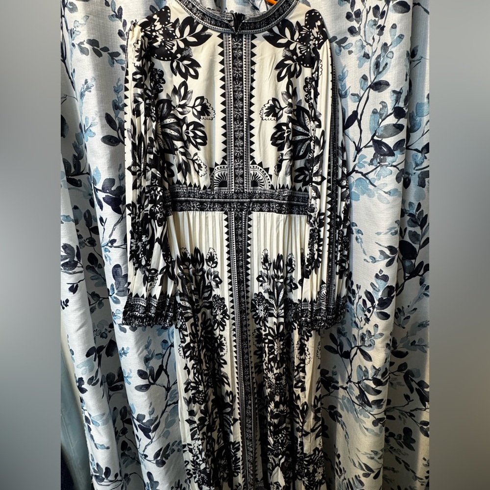 Chic Monochrome Maxi Dress with Floral Design